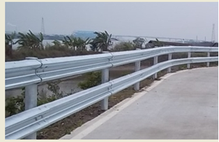 危險(xiǎn)段安裝上下雙層護(hù)欄板