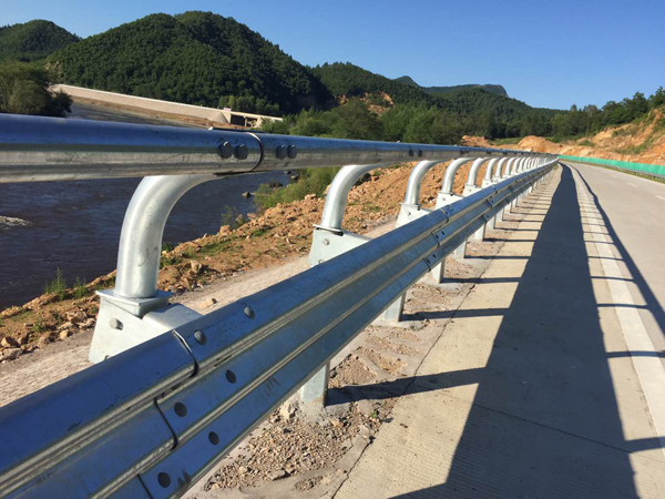 SA級三波護(hù)欄板